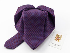 Seven fold silk tie